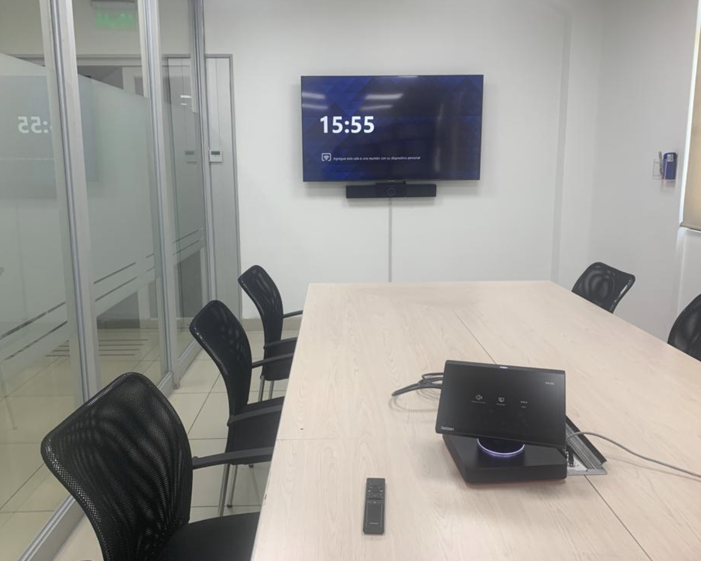 Boardroom ejecutivo con integración audiovisual profesional